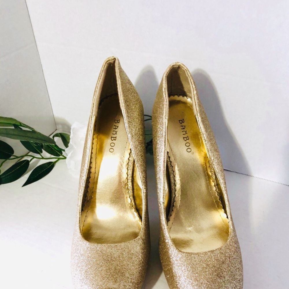 • gold glitter pumps •